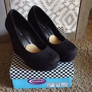 Black wedges